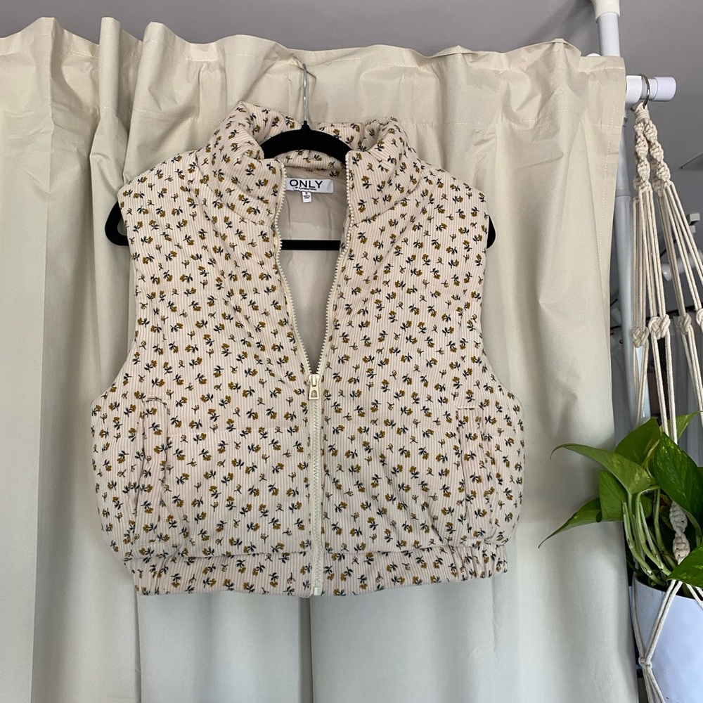 ONLY Floral Cropped Zip-Up Vest